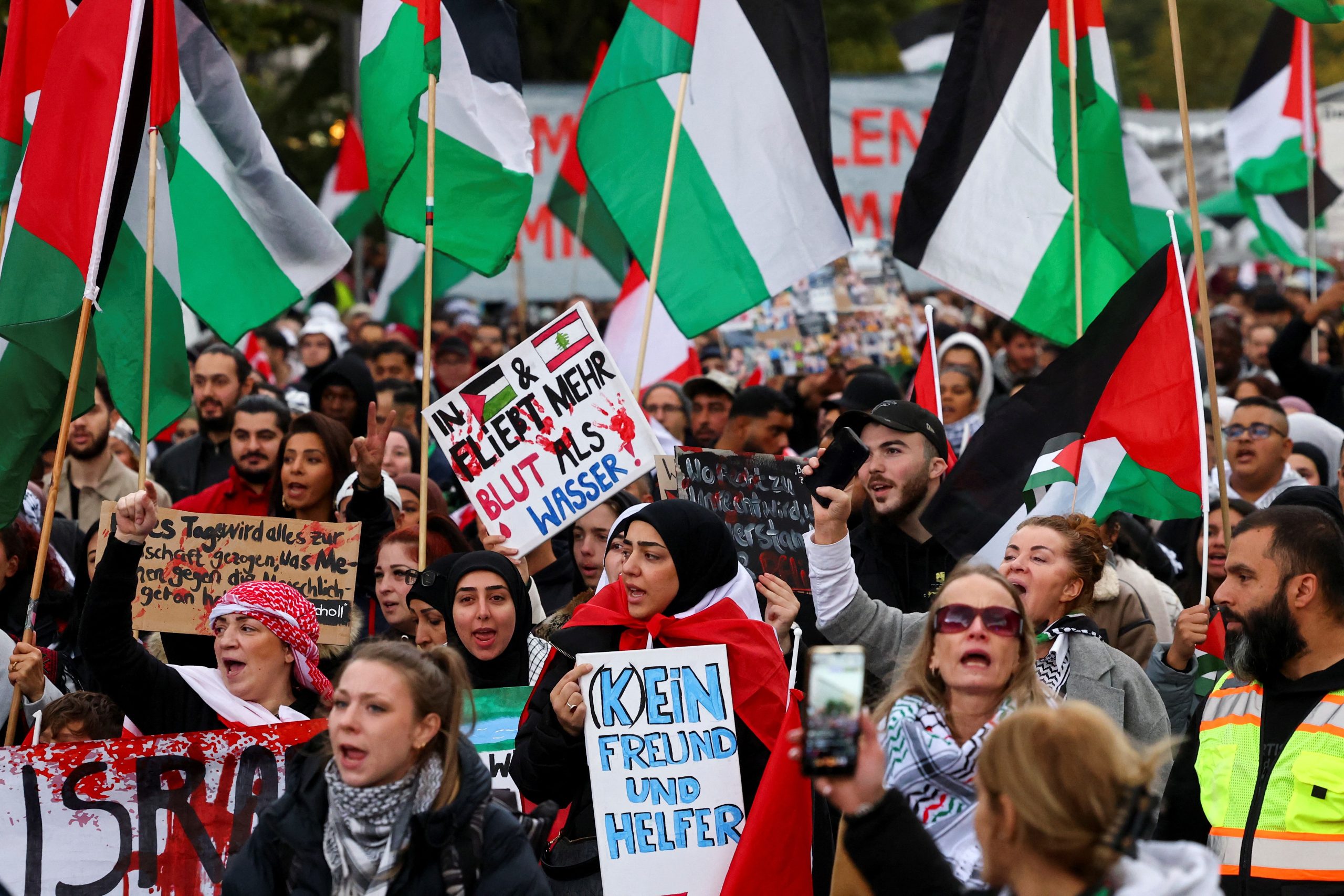 Um ano de guerra de Gaza leva milhares de manifestantes pró-palestinos às ruas no mundo