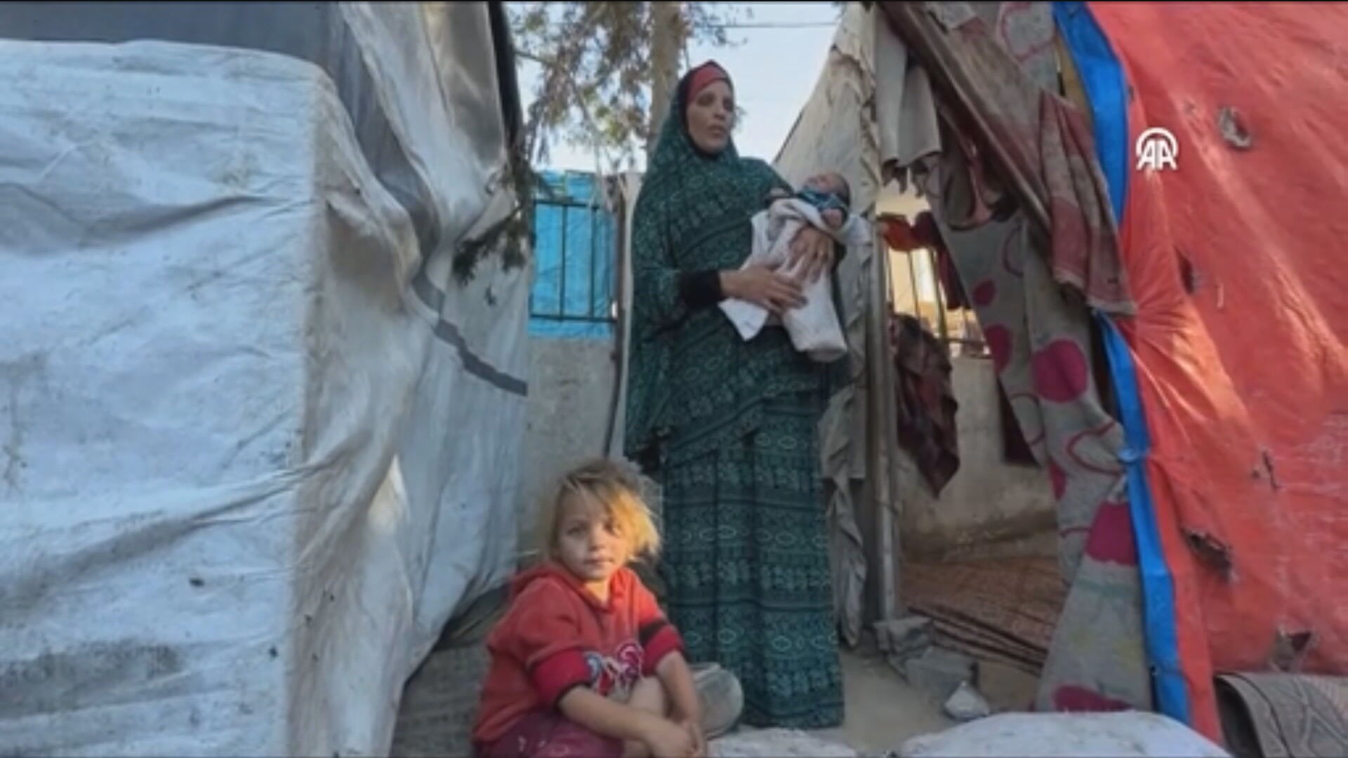 Jornalistas reencontram crianças de vídeo viral em Gaza; menina carregou irmã ferida em busca de ajuda