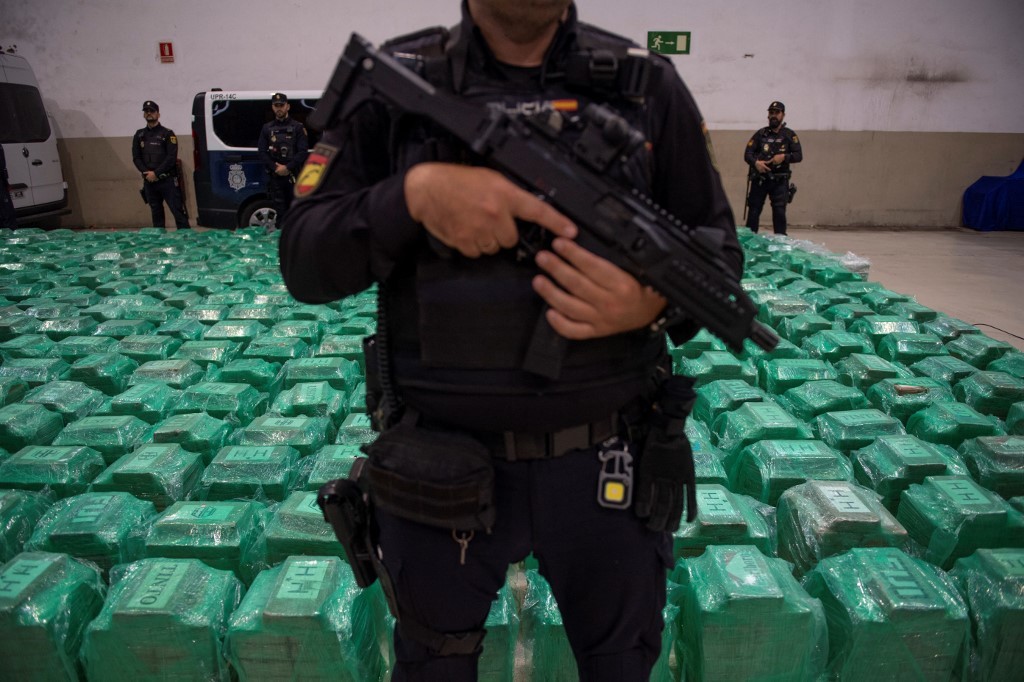 Policial esconde R$ 122 milhões nas paredes e no teto de casa e acaba preso na Espanha