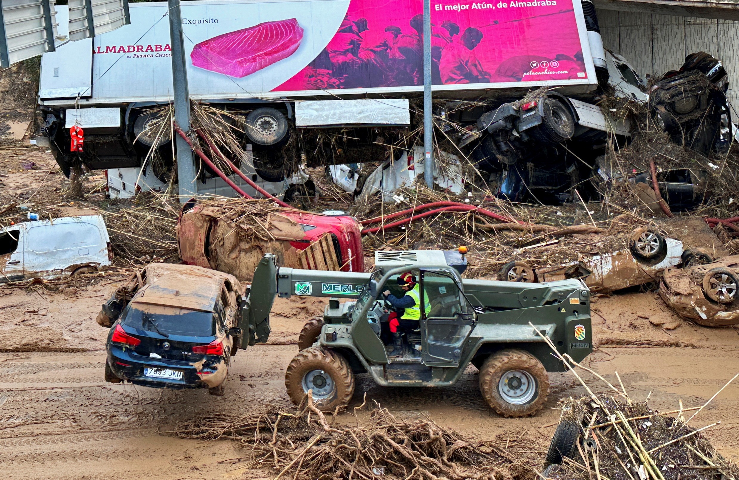 Enchente na Espanha: moradores ficam sem comida, lojas são saqueadas, e Exército é enviado às ruas