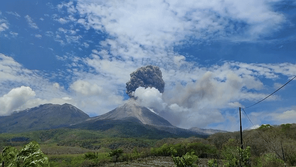 Nova erupção em vulcão na Indonésia faz coluna de cinzas chegar a 10km de altura; VÍDEO